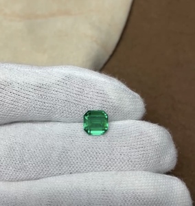 พลอยมรกตสีเขียวสดใสทรงแปดเหลี่ยมคุณภาพสูง น้ำหนัก 1.70 กะรัต สำหรับทำเครื่องประดับ - Product Image 4