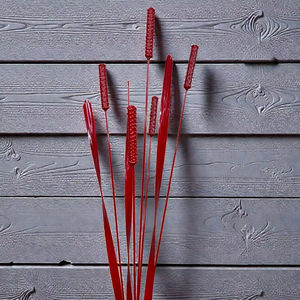 Piquet de jardin moderne en métal rouge en forme de roseau, sculpture décorative contemporaine pour extérieur - Product Image 1