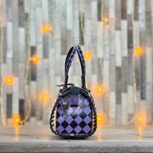 Bolso de Mano de Cuero Genuino a Cuadros Morado y Negro de Lujo, con Asa Superior y Cierre de Cremallera, Tipo Duffel - Product Image 3