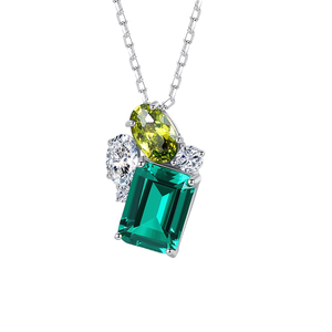 Collar con Colgante de Moissanita de Oro de 18K de Lujo con Piedra Verde Corte Esmeralda y Detalles de Diamantes, Diseño Geométrico - Product Image 3