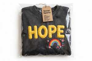 Sweat-shirt oversize en molleton de coton pour femme avec lettres « Hope » jaunes matelassées anti-boulochage et arc-en-ciel brodé - Product Image 6