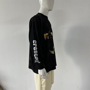 เสื้อยืดผู้ชายคอวีทรงโอเวอร์ไซส์ ผ้าฝ้าย 100% สีขาวดำ ลายกราฟฟิตีแบบสาดสี ทำสีแบบพิเศษจากโรงงาน ป้องกันรอยยับ - Product Image 5