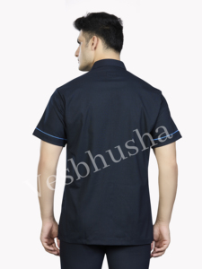 เสื้อเชิ้ตทำงานแขนสั้นสีน้ำเงินกรมท่าสำหรับผู้ชาย แต่งขอบสีฟ้าอ่อน ผ้าโพลีเอสเตอร์ระบายอากาศได้ดี เหมาะสำหรับเป็นชุดยูนิฟอร์ม - Product Image 4