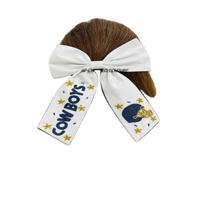 Accessoire pour cheveux en forme de nœud perlé fait main, fabriqué en Inde, avec pinces crocodiles, pour le jour du match, nœuds perlés faits main, nœuds personnalisés - Product Image 1