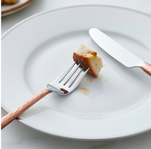 ชุดช้อนส้อมสแตนเลสพร้อมด้ามทองแดงตีลาย สำหรับใช้ในบ้านและครัว - Product Image 4