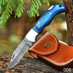 Couteau pliant artisanal en acier Damas de qualité industrielle avec manche en bois et étui en cuir pour le camping en plein air - Product Image 1