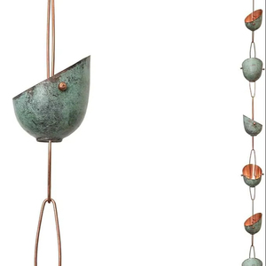 Cadena de lluvia moderna con patina verde, elemento artístico colgante para drenaje de jardín contemporáneo - Product Image 1