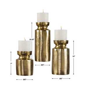 Ensemble de 3 bougeoirs en métal doré antique, finition texturée artisanale, forme ronde, pour décoration de maison de luxe et mariages - Product Image 4
