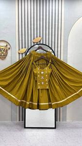Conjunto de Kurti Amarillo Bordado en Georgette con Lehenga Plisada, Vestido Étnico para Mujer, para Bodas, Fiestas y Festivales - Product Image 3
