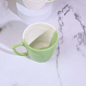 Juego de 4 Tazas de Cerámica Rústicas Verdes con Diseño de Cardamomo - Product Image 4