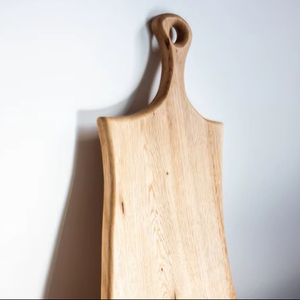 Tabla de cortar de madera natural hecha a mano con borde vivo, bandeja para servir queso/charcutería, apta para lavavajillas, para aperitivos, regalos de inauguración de casa - Product Image 3