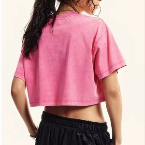เสื้อยืดครอปท็อปผู้หญิงสีชมพู ผ้าฝ้าย 100% ระบายอากาศได้ดี คอกลม แขนสั้น ทรงหลวม สีพื้น เรียบง่าย สวมใส่สบาย เหมาะสำหรับฤดูใบไม้ผลิและฤดูร้อน รับผลิตแบบ OEM - Product Image 2