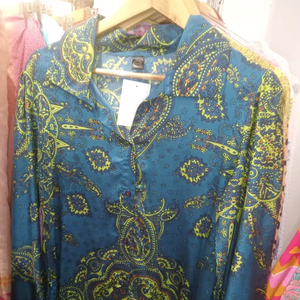 เสื้อเชิ้ตผ้าซาตินพิมพ์ลายใบไม้สไตล์วินเทจ เสื้อปาร์ตี้เนื้อผ้าคล้ายผ้าไหมสุดหรู แขนยาวทรงบอลลูน กระดุมที่ข้อมือ ใส่ได้ทุกวัน รุ่นปี 2026 - Product Image 1