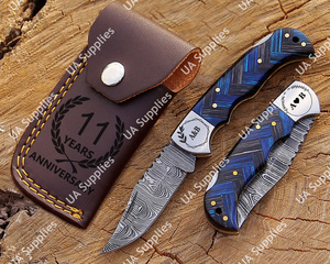 Couteau de chasse pliant en acier Damas forgé à la main, lame à motif torsadé, couteau tactique de poche, manche en bois, 56-58HRC, étui en cuir - Product Image 1