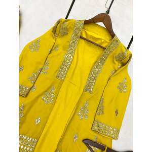 Ensemble de costumes Indo Western pour femmes de créateur Tenue de soirée élégante avec broderie séquentielle - Product Image 4