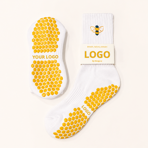 Chaussettes antidérapantes personnalisées en gros pour le yoga avec logo – Fabricant prenant en charge la personnalisation en petites séries - Product Image 4