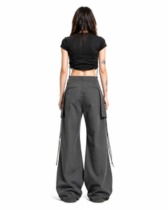 Pantalon cargo gris foncé pour femme, coupe large, taille haute, avec détails de sangles ajustables, style streetwear - Product Image 4
