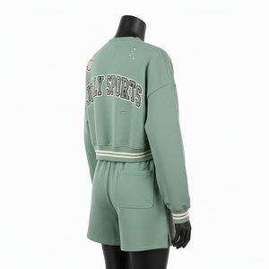 Ensemble court en molleton de coton premium 280 GSM pour femme, vert sauge, imprimé effet vieilli, logo brodé, 100% coton. - Product Image 5