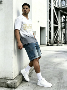 Conjunto de 2 Piezas de Ropa Urbana para Hombre: Camiseta con Cuello en V y Estampado de Letras Góticas en Degradado Blanco y Gris y Pantalones Cortos Cargo de Mezclilla - Product Image 1