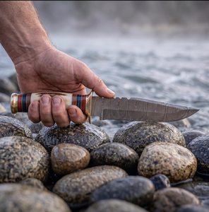 Couteau de chasse Bowie de Damas à lame fixe, gravé et personnalisé, avec manche en os de chameau, garde en laiton et étui en cuir, pour l'extérieur - Product Image 6