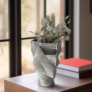 Magnifique vase moderne en métal argenté avec glaçure transparente pour une décoration intérieure haut de gamme - Product Image 1