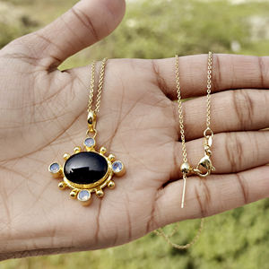 Collar personalizable de ónix negro con colgante ovalado de cuarzo opalita, cadena de latón macizo chapada en oro de 18k para mujer - Product Image 4