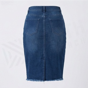 Falda lápiz de satén transpirable de cintura alta para mujer, estilo japonés, color liso, con dobladillo deshilachado, ideal para verano. - Product Image 2