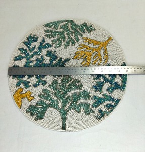 Set de table rond en toile perlée faite à la main avec motif floral et feuilles botaniques, réutilisable pour la décoration de la maison - Product Image 3