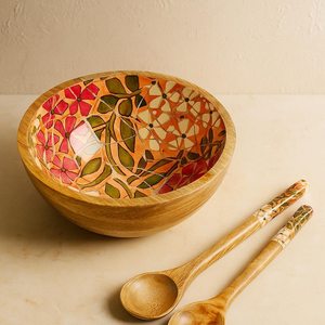 Bol à salade en bois de manguier tourné à la main de 10 pouces, motif floral « pétales de blush », avec cuillères assorties et impression émaillée - Product Image 3