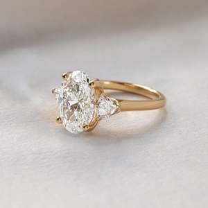 Anillo de Compromiso de Platino PT950 Premium con Diamante Ovalado Cultivado en Laboratorio, Tres Piedras con Diamantes Laterales en Forma de Pera, Certificado IGI, Color E, Joyería de Lujo - Product Image 2