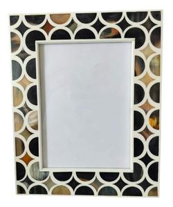Marco de Fotos Geométrico Moderno en Blanco y Negro, de Resina, Vertical, con Soporte de Cabecera, para Escritorio, Personalizable - Product Image 3