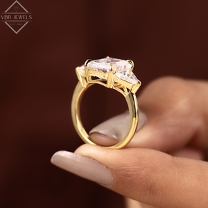 Bague de fiançailles en or jaune avec trois diamants taille émeraude et pierres latérales taille triligne, bijoux de luxe pour mariée, fournisseur - Product Image 4
