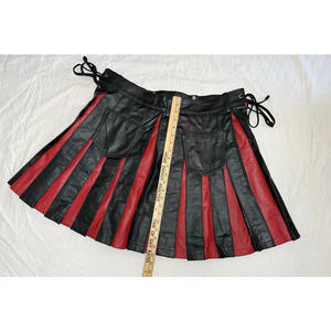 Kilt pour homme en cuir noir et rouge, plissé, utilitaire, avec poche plate sur le devant - Product Image 4