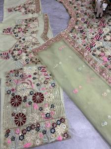 Lehenga Choli de Mariée Pakistanaise Traditionnelle de Luxe, Broderie de Paillettes Lourdes, Style Papillon, pour Mariage et Fêtes, Qualité Supérieure - Product Image 3