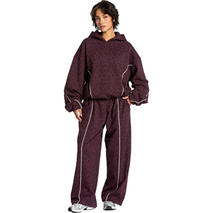 Ensemble de survêtement streetwear oversize pour femme en coton 100% avec capuche, délavage acide, imprimé léopard, écologique et passepoil contrastant - Product Image 1