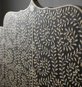Lit rembourré de style indien avec tête de lit en bois, cadre de lit plateforme, meubles de chambre à coucher noir et blanc - Product Image 3