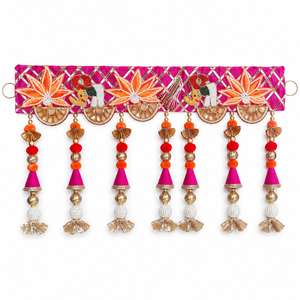 Bandhanwar Toran Hecho a Mano con Borlas de Perlas y Flores Magenta, Decoración Festiva para Puerta, Regalo para Diwali, Bodas y Entrada del Hogar - Product Image 1