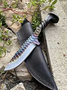 Cuchillo utilitario de acero de Damasco SHARP POINT TRADES con hoja de punta curva, filo recto, mango de madera y funda de cuero vacuno, 6.7 pulgadas de longitud total - Product Image 6