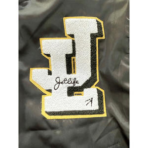 Veste bomber en satin noir avec patchs brodés personnalisés et logos en chenille – Intérieur matelassé en losanges, veste de style universitaire pour hommes - Product Image 4