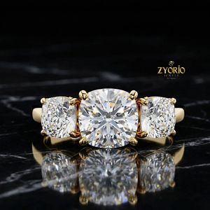 แหวนหมั้นทรงกลมประดับสามเม็ดทอง 14K ดีไซน์หรูหราแบบทริโลจี - Product Image 3