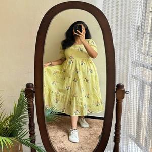 VASTRA COTTAGE Kurti de Algodón Chanderi para Mujer, Bordado Floral Tradicional, para Fiesta o Boda, con Cuello Único y Patrón de Mangas Elegante - Product Image 6