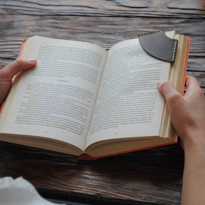 Marcador de página hecho a mano con forma de hoja de arce en cuero para diarios, agendas y colecciones de lectura, a la venta a precio de mayoreo. - Product Image 1
