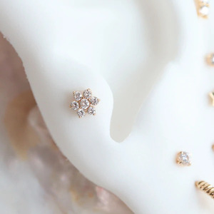 Labret de Oro Sólido de 14K con Flor de Diamantes, Origen de Primera Calidad | Fábrica de Piercings Cultivados en Laboratorio CVD |   Pernos Roscados Internos de 16G y 18G para Joyería al por Mayor - Product Image 2