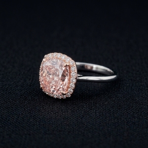 แหวนเพชรทรงคุชชั่นสีชมพูแฟนซี รับรองโดย IGI ทองคำขาว 14K ของขวัญสำหรับผู้หญิงในโอกาสแต่งงานหรือหมั้น ทรงกลมเจียระไนแบบบริลเลียนท์ - Product Image 2