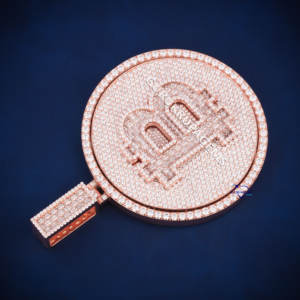 Colgante hip hop RTS con logotipo personalizado de plata 925 con diamantes moissanita de corte redondo y baguette con claridad D VVS para hombres y mujeres. - Product Image 3