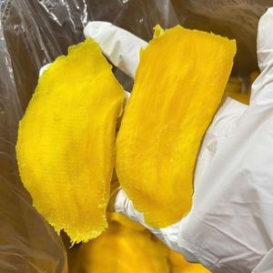 Morceaux de mangue déshydratée, fruits tropicaux naturels pour garniture de yaourt et ingrédient de dessert, Vietnam - Product Image 2