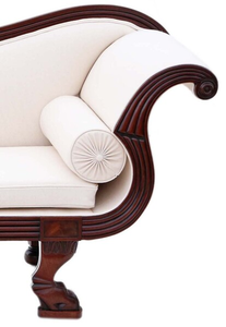 Sofá Sofisticado de Silueta Curva que Combina Detalles en Madera Oscura Intensa y Tapicería en Arena Clara sin Juntas - Product Image 4