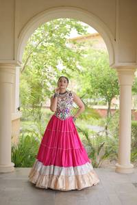 Blouse en rayonne style Kutchi et Lehenga en rayonne avec dentelle Lampi et volants, spéciale Navratri, prêt-à-porter - Product Image 2