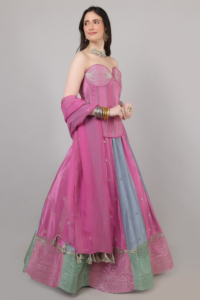 Ensemble Lehenga Choli pour femme, style traditionnel moderne, 3 couleurs (rose, gris, vert) avec des détails en Gotta et en Cut Dana. - Product Image 3