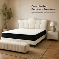 Base de Cama Moderna Tapizada en Color Marfil con Cabecero Ondulado, Panel Acolchado con Diseño de Diamantes, Borde de Colchón Negro Mate, Cama de Madera Sólida